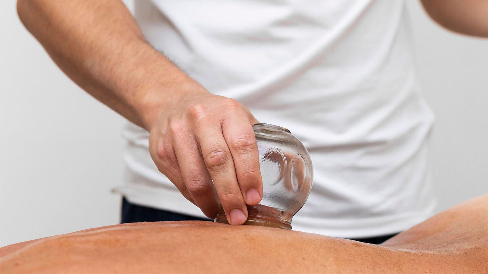 Cupping connective tissue massage for men at Bodyland Rotterdam